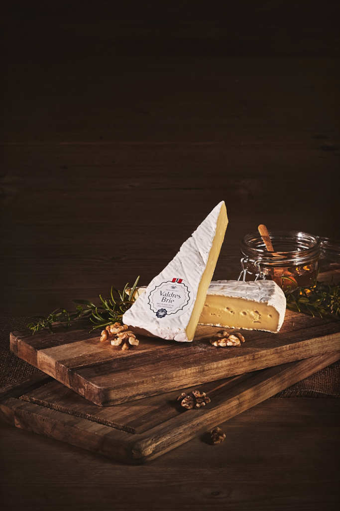 Valdres Brie egner seg godt på ostefat, til dessert eller snacks og som fritert eller stekt. Perfekt på lyst brød og usaltet kjeks, med syltetøy eller chutney. Prøv gjerne å smelte den i ei ildfast form i ovnen eller over bålet.
