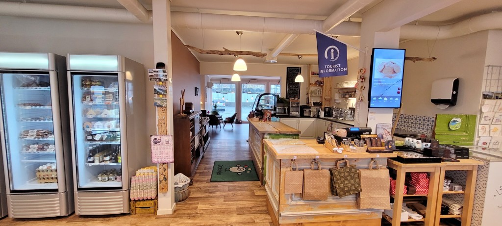 Inngang fra butikk til kafé