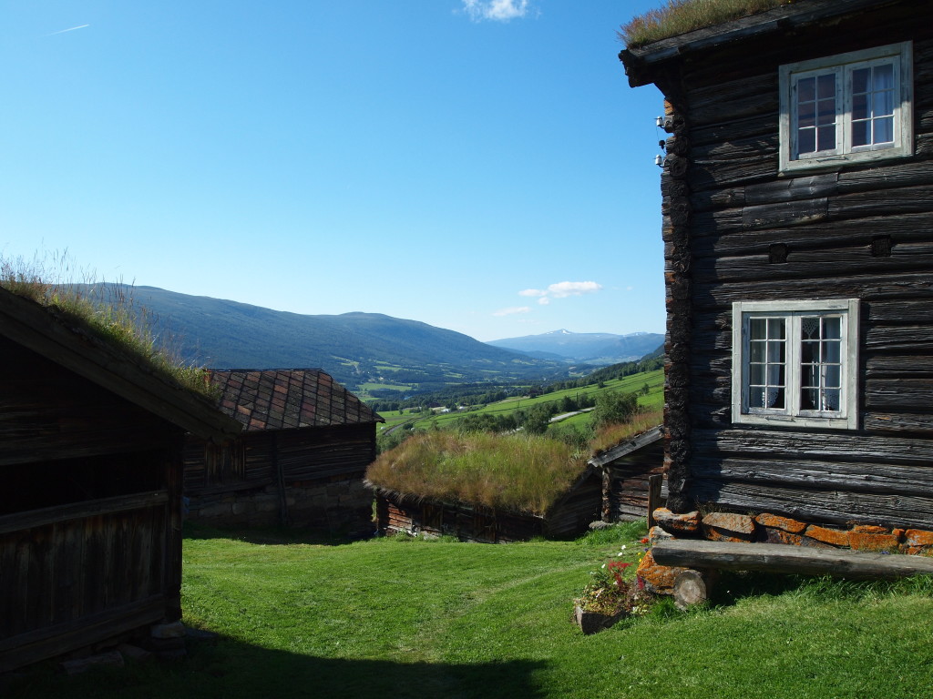 Inntunte på Budsjord med utsikt mot Lesja