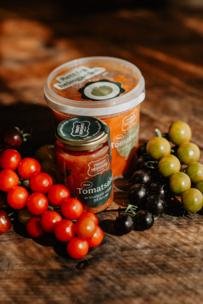 Tomatsuppe og tomatsalsa laga av overskuddstomatar frå Ryfylke.