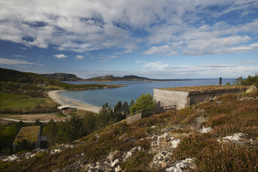 Kysthusene ligger oppover Middagshaugen ovenfor stranda, og noen av dem er til utleie
