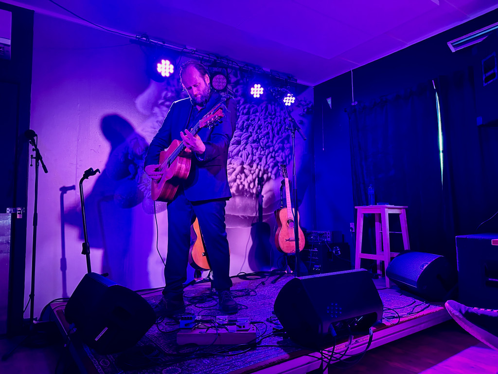 Vinje Bryggeri og Konsertscene. (Biletet er frå konsert med Stein Torleif Bjella)