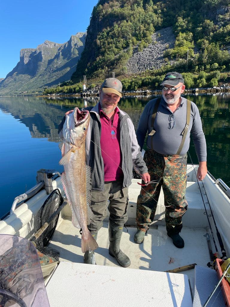 Vi leier ut båt på fjorden