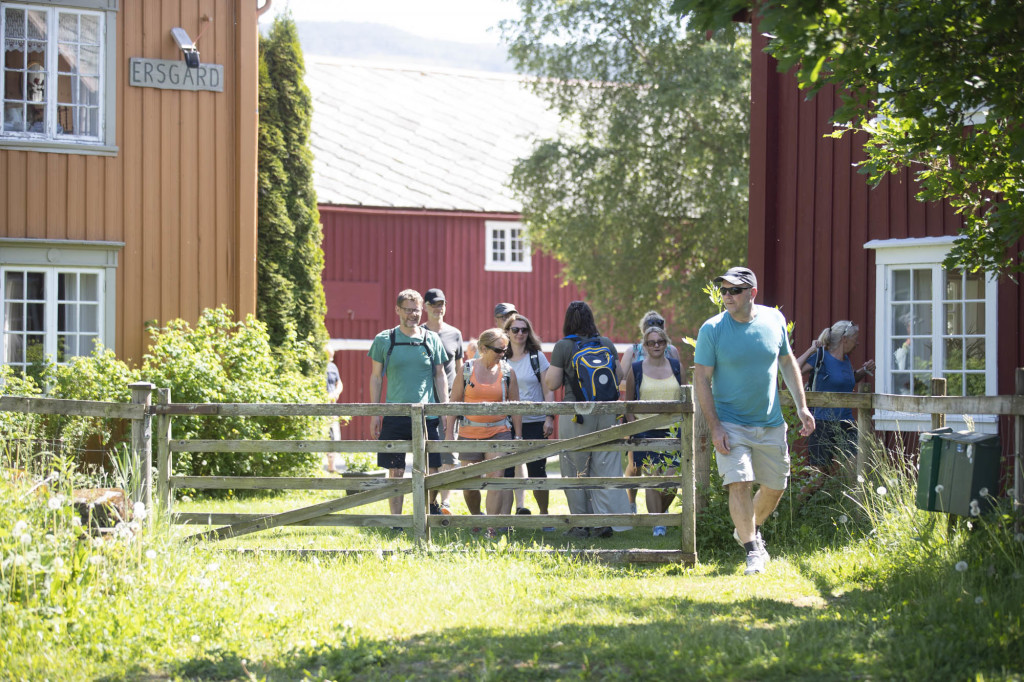 På vei til naturopplevelser ved elva