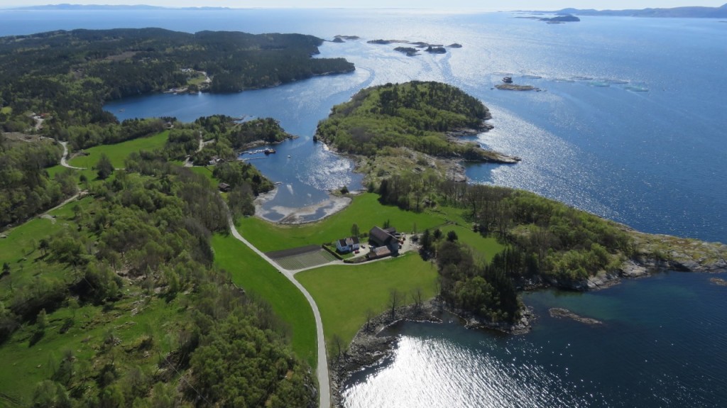 Garden sett frå lufta. Hervikfjorden til høgre og Boknafjorden til venstre.
