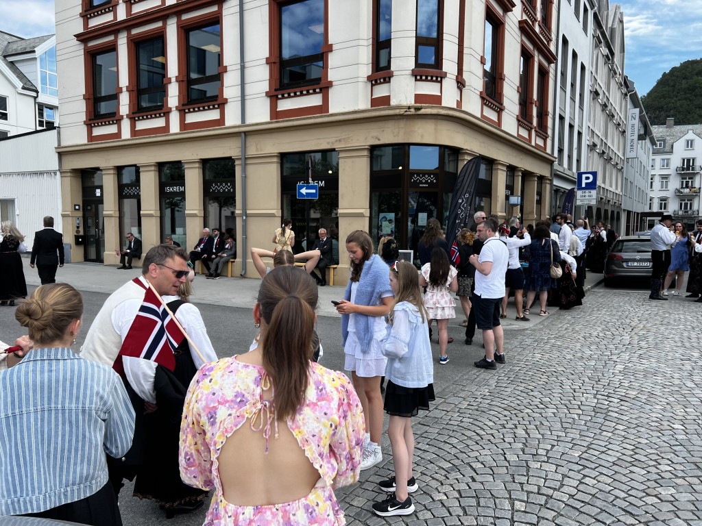 Midt i hjertet av Ålesund, ved Skateflukaia og Skansekaia, finner du vårt utsalg.