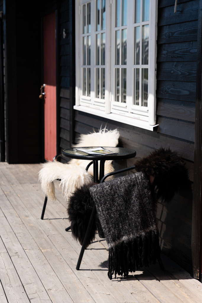 Terrasseplatting utenfor rommene der du kan nyte utsikten mot vannet og Hallingskarvet