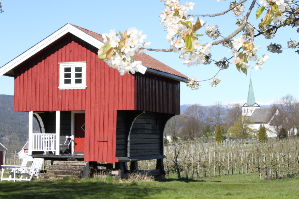 Søndre Nes Gård ligger bare 250 m fra Nes kirke (fra 1100-tallet