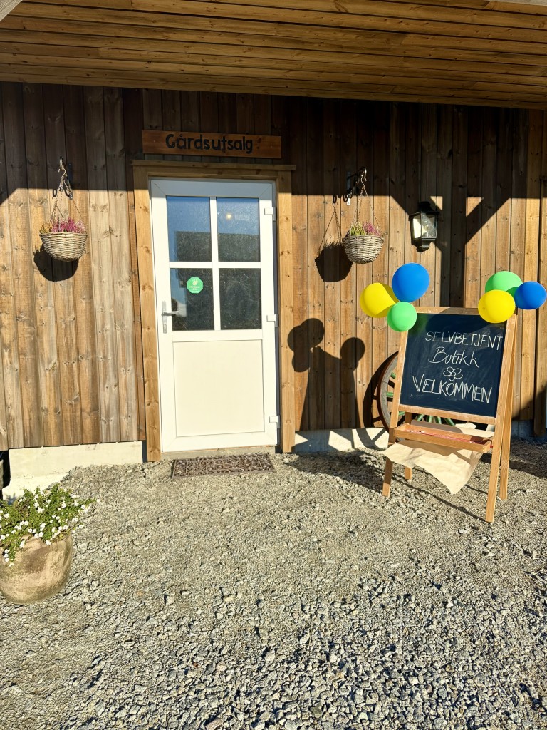 Den lille gårdsbutikken. Med eget kjøtt og meieriprodukter