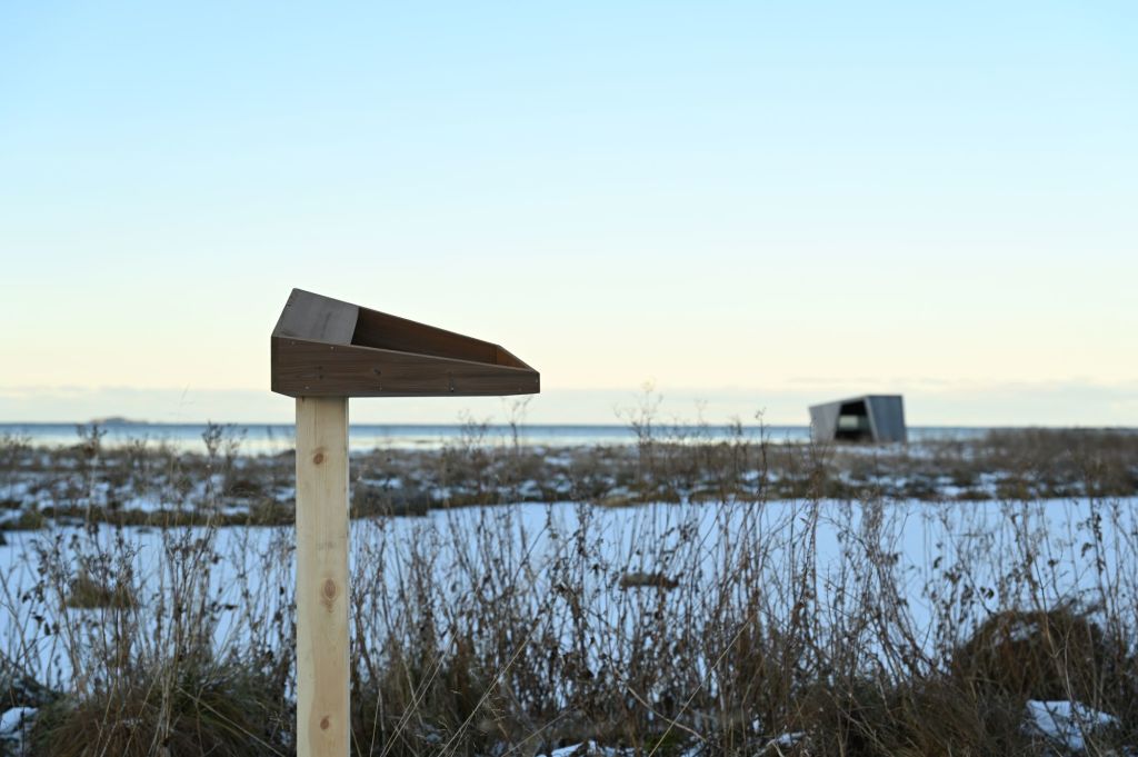 Her på Marmelkroken har vi etablert en rekke arkitekttegnede fuglekasser tilpasset de lokalt hekkende trekkfuglene. Fuglekassene er designet og bygd av arkitektfirmaet Biotope.