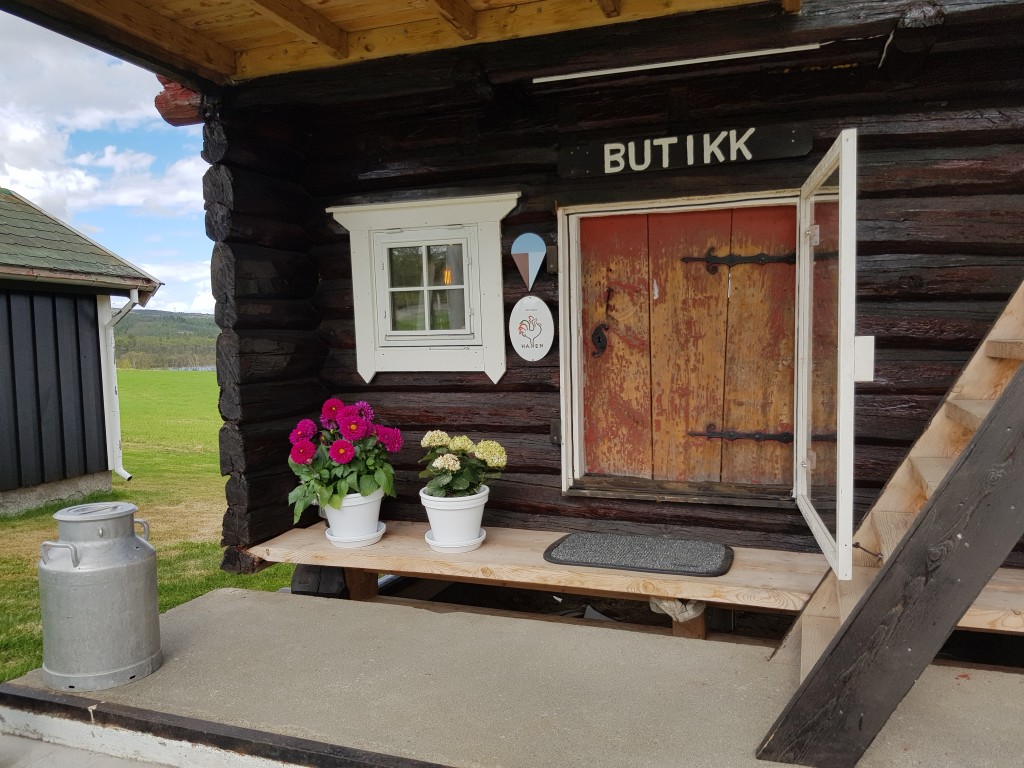 Velkommen inn i gårdsbutikken i stabburet på tunet.