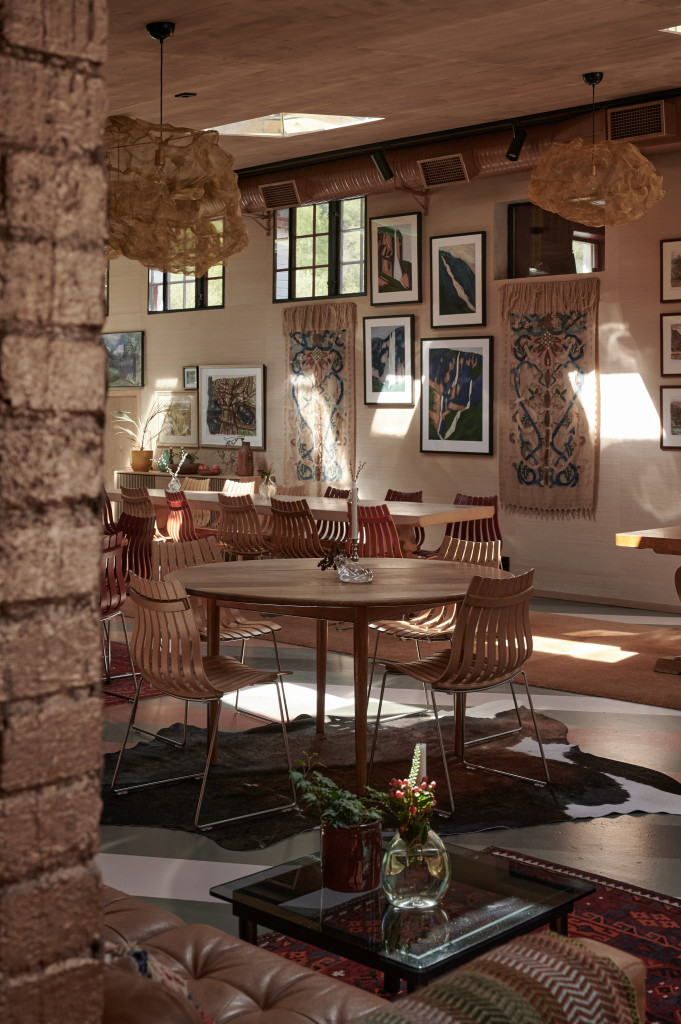 ETE, vår nye restaurant på gården. Der serveres det en nydelig 3-retters middag hver kveld for våre gjester. ENG: Our new restaurant ETE on the farm. A lovely 3-course dinner is served there every evening for our guests