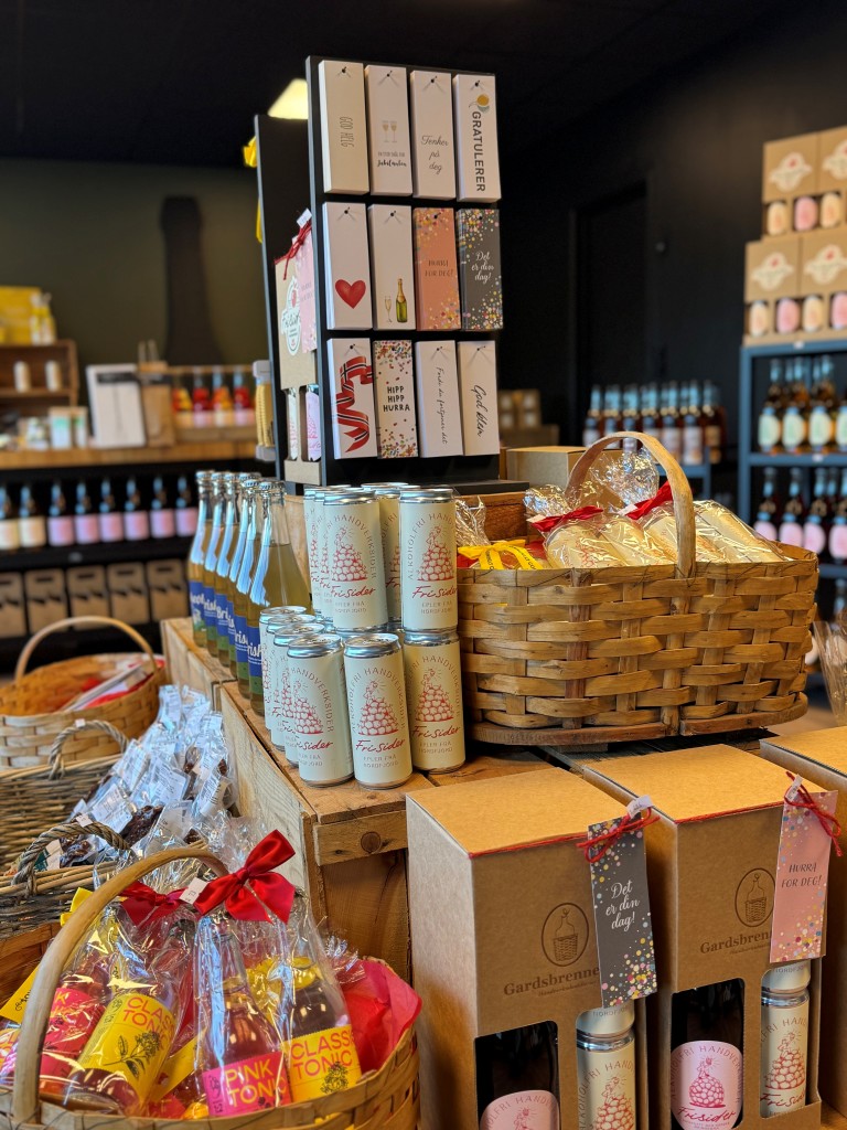 I fabrikkutsalget til Nordfjord Distillery i Industrivegen 12 kan ein handle alkoholfrie og lavalkoholdrikkevarer samt eit utval lokalmat.