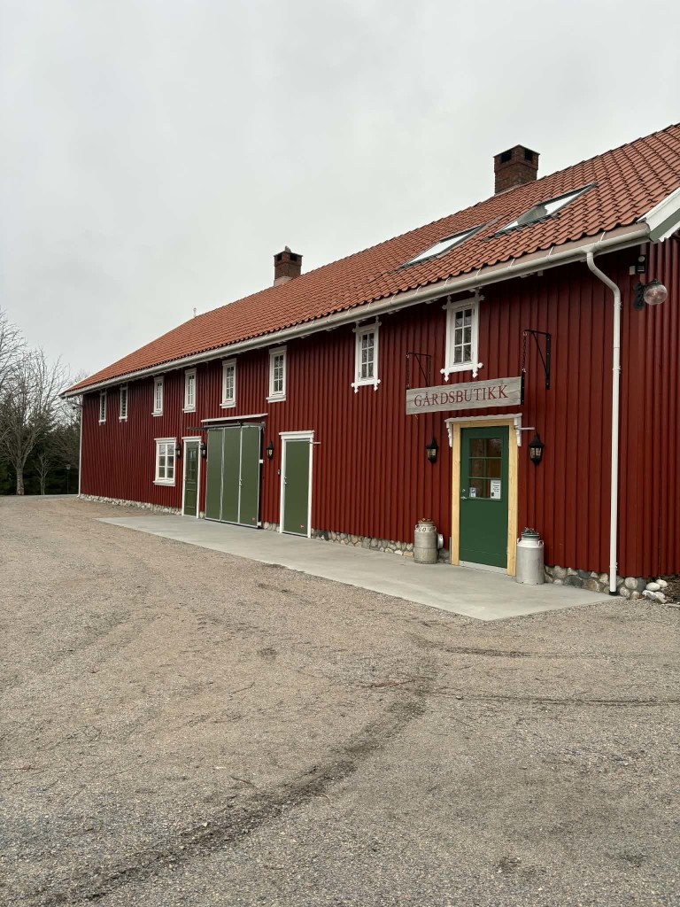 Låven og inngang til butikken.