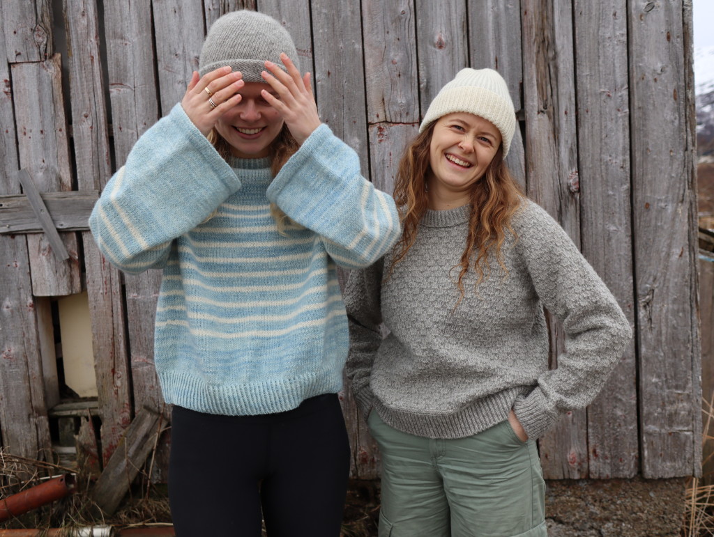 Lofoten Wool tilbyr en rekke lekre produkter lage av ren norsk ull. Fargene er enten rett fra sauene eller plantefarget av oss hjemme på gården.