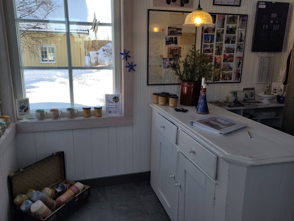 Resepsjonen med litt salg av lokalt håndverk og turistinfo.