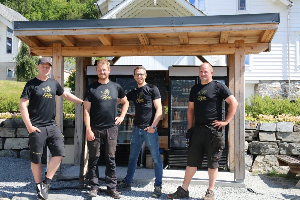 Produsentane: Ivar Tveito Eidnes, Åsmund Eidnes Nedrevåg, Halldor Gjernes Lofthus og Halldor E. Eidnes står bak Lofthus sideri. Her står dei ved grindbygget og utsalsstaden på Eidnes langs Dronningstien, der folk kan kjøpa eplejuice og sider.