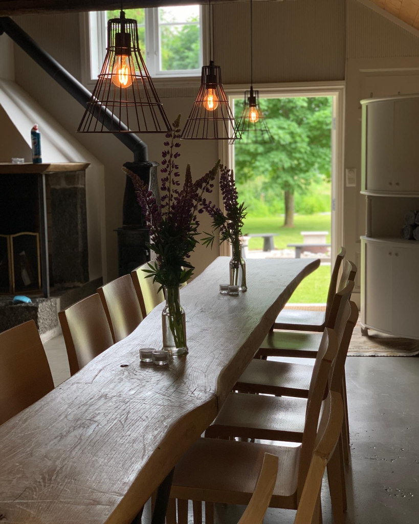 Langbord for 14 personer i Fjøset