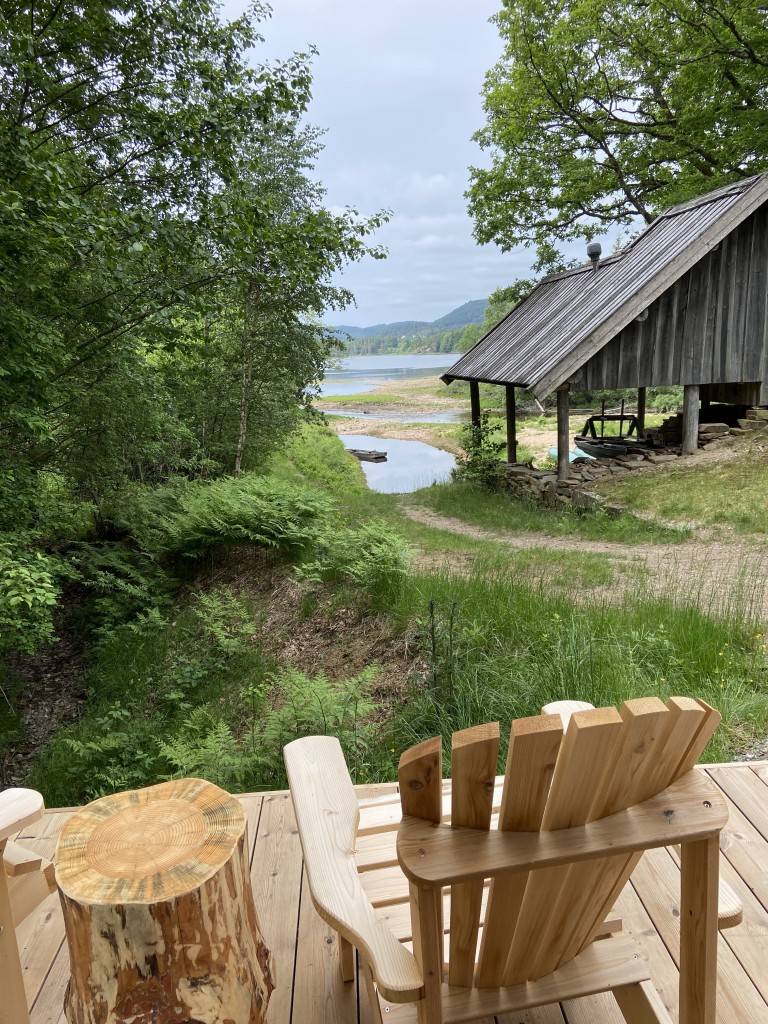 Utsikt mot Flakksvann fra Lavvo Bjørk. Lavvo Bjørk kan leies dersom du ønsker å ha med hund.