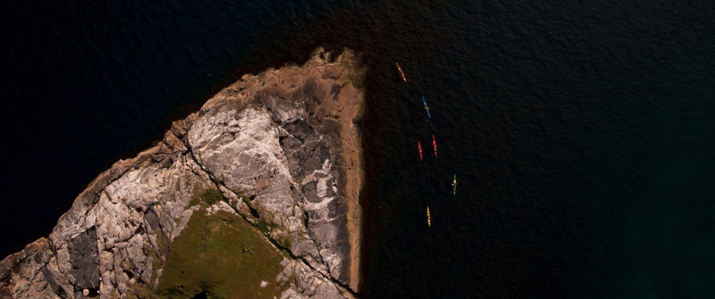 Dronebilde fra en av våre ekspedisjoner med kajakk på sør-Senja.