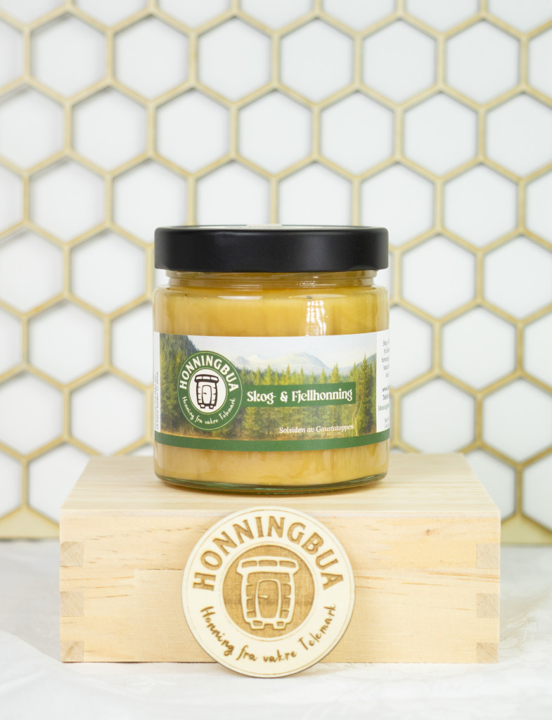 En Honning opplevelse fra Telemark

Skog & Fjell er en blandings honning av alle nektar som biene sanker inn fra vår til høst.
Den har en rik aroma og er mild på smak.