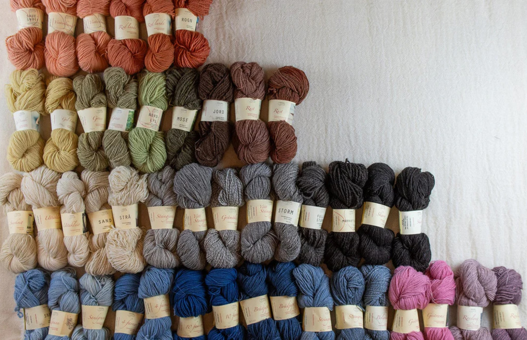 Lofoten Wool selger en rekke ulike garnkvaliteter, velg mellom tykk og tynn, fin eller grov, 
og en rekke farger. Vi plantefarger selv både på grått og hvitt garn.