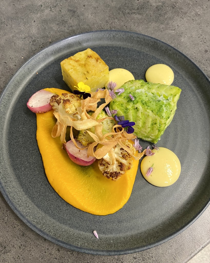 Restaurant Flor'n, frå sommarmeny 2023, hovudrett fisk.