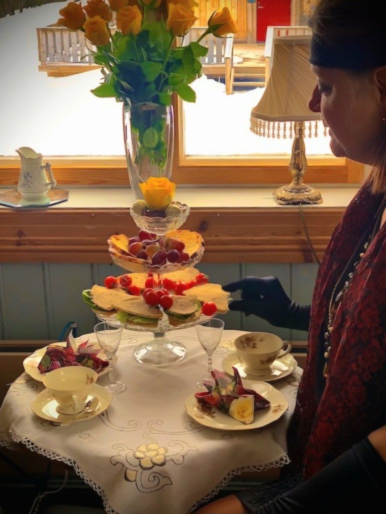 "Afternoon tea," med egen-produserte råvarer, kan bestilles og nytes på Uppstugo i den gamle delen av våningshuset.