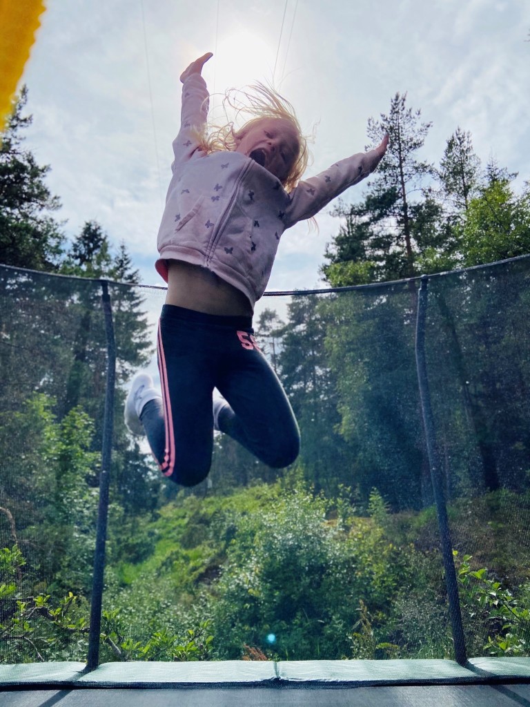 Gården har trampoline, sandkasse, og store uteareal hvor familien kan spille kubb eller fotball, leke og slappe av.