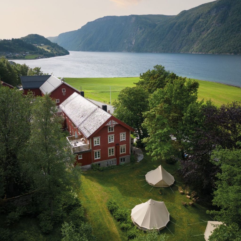 Grønset Skysstasjon ligger idyllisk til ved Vinjefjorden og E39 i Heim kommune, midt mellom Trondheim og Kristiansund.