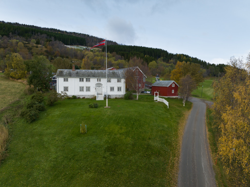 Røkenes Gård mot nord. Hovedhuset fra 1750, stabburet og fjøset i bakgrunnen.