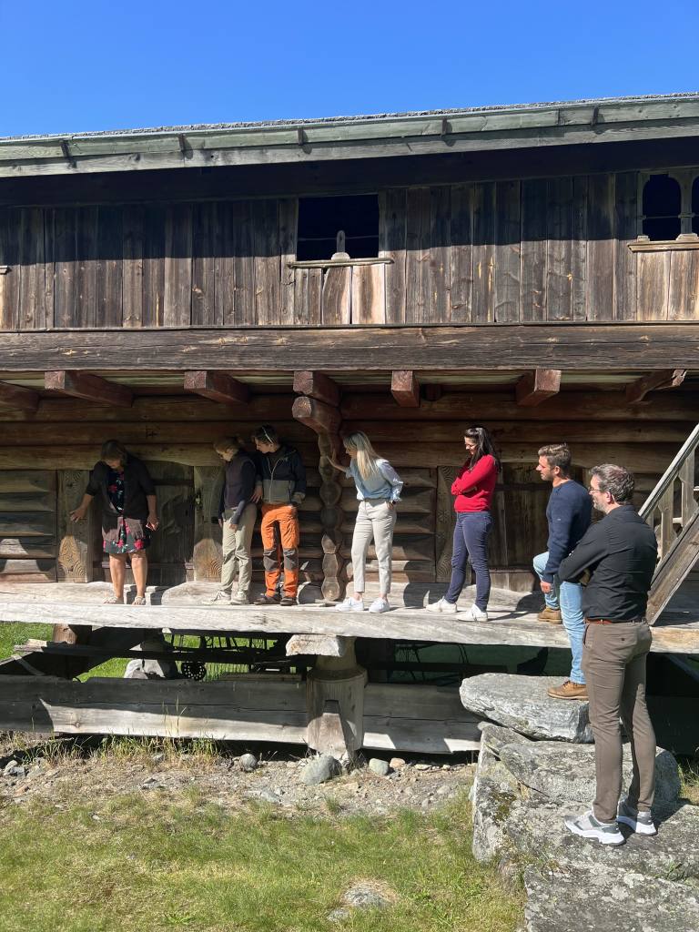Vi tilbyr omvisning på Sevleloftet for alle våre overnattende gjester. 

/// Sevletunet er en slektsgård i øvre Numedal, midt mellom Kongsberg og Geilo. Det er to fredede bygninger på tunet og mye historie og sjel i alle vegger. Vi forteller historiene om gården og den dramatiske fortellinga om "Sevleguten", og serverer hjemmelaget mat. Gro startet gårdsturisme på Sevle i 1997. Gjestegården drives av mor og datter Sevle - Gro og Margun, som er 5. og 6. generasjon. Vi tilbyr overnatting med hjemmelaget frokost og middag, i tillegg til å arrangere kulturhelger, kurs og seminarer. Vi tar også imot busser på rømmegrøt og spekemat. Hjertelig velkommen til gårds! ///