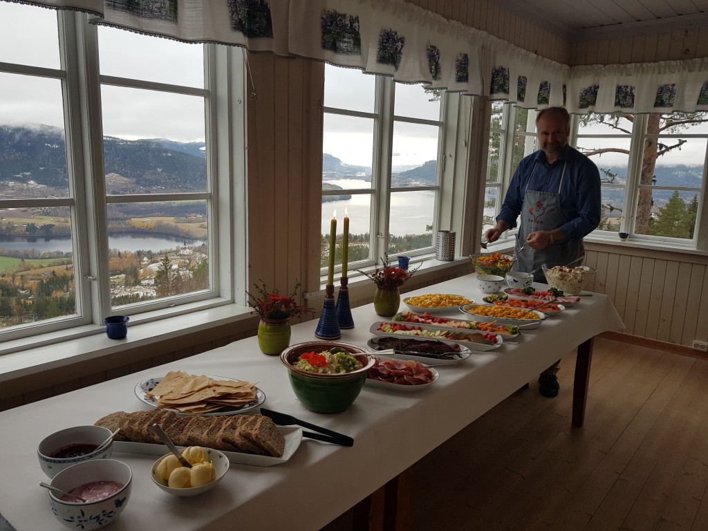 Vi leier ut til selskaper og lager mat fortrinnsvis med lokale og kortreiste råvarer. Her kan vi servere maten og fortelle historien til både maten og gården samtidig som vi kan se ned på en av gården vi samarbeider med. Hjemmebakt brød og flatbrød samt lokal eplemost serveres attåt. Husbonden, Lars Harald, har fått på seg hanenforkle og hjelper til med det meste. På sommeren serverer vi frokosten her slik at gjestene kan nyte utsikten.