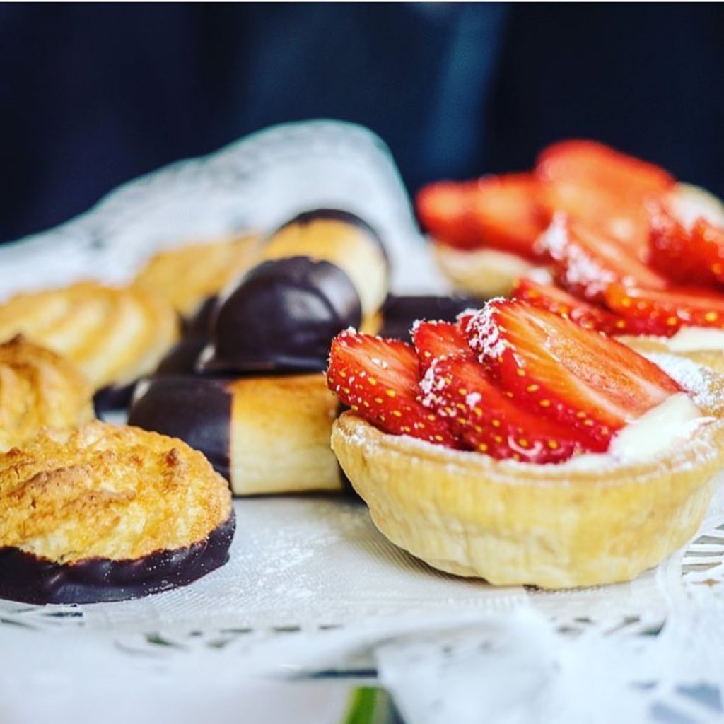 Øvre-Eide Gård har egen konditormester som tryller frem lekre kaker og desserter!