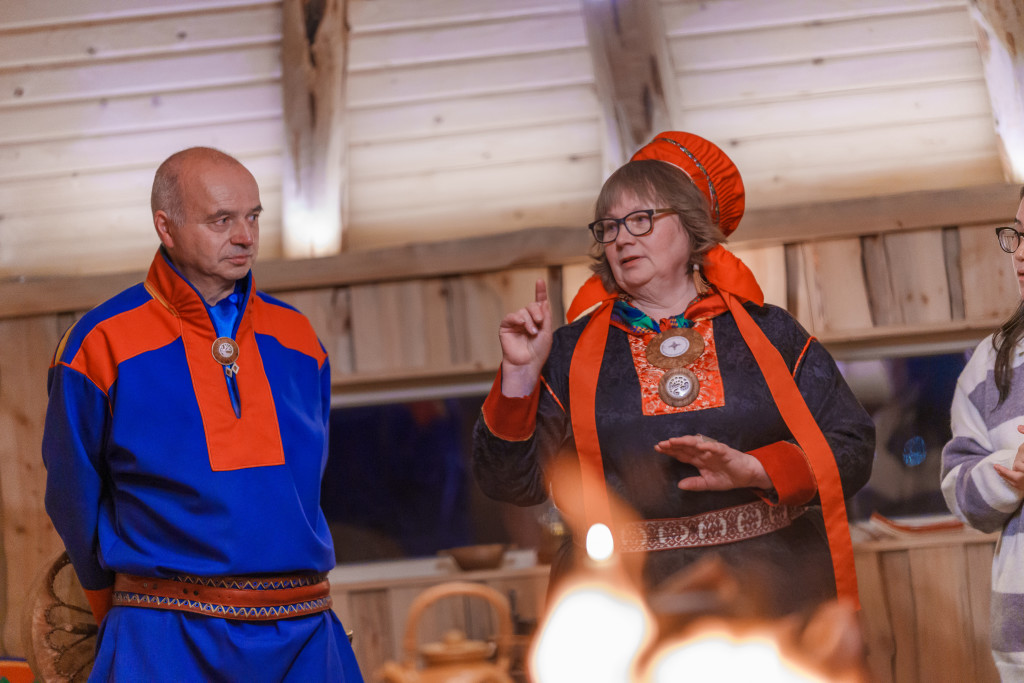 Ailu og Ellinor ønsker Dere hjertelig velkommen - Bures boahtin