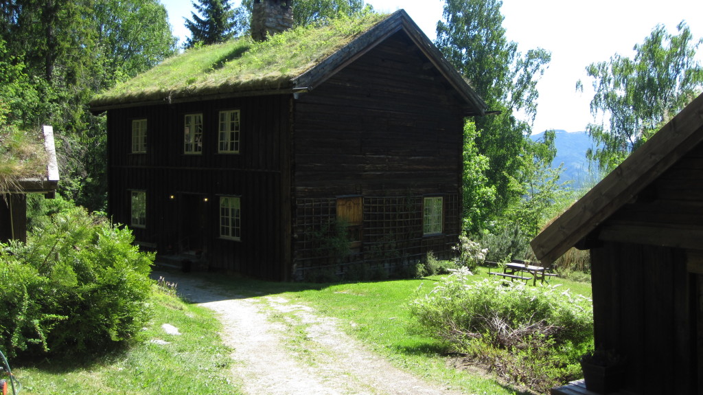 Hjartdal gamle Prestegard 1648 blei flytt til Nutheim i 1963. Her har vi spisestoge, kjøkken og eige kapell.