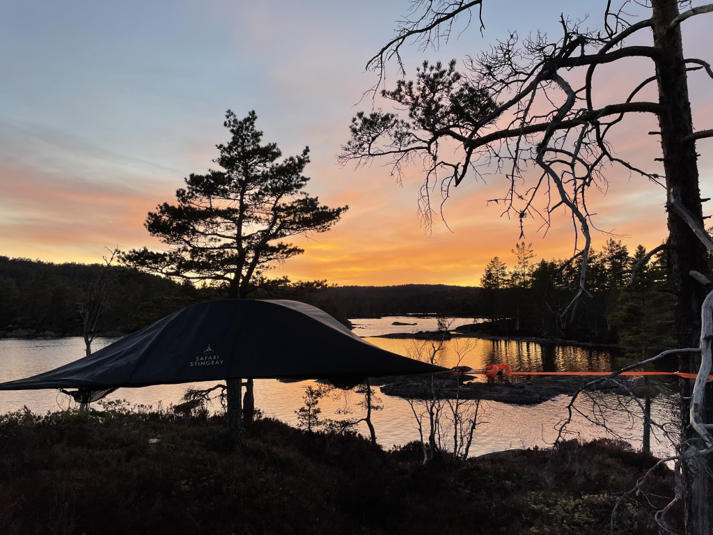 Svevetelt eller Tentsile. Vi leier ut tre slike på gården. En helt fantastisk måte å nyte naturen på. For å komme til teltene må du kjøre gjennom utmarksbeite hvor dyrene holder til. Om ønskelig kan du kjøpe med deg lokalmat opp til teltplassen.