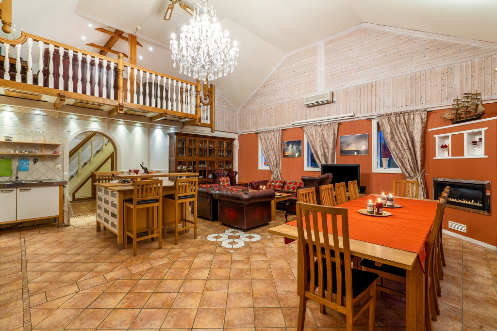 Fellesareal med 6 meter takhøyde, aircondition, gulv-varme, osv.