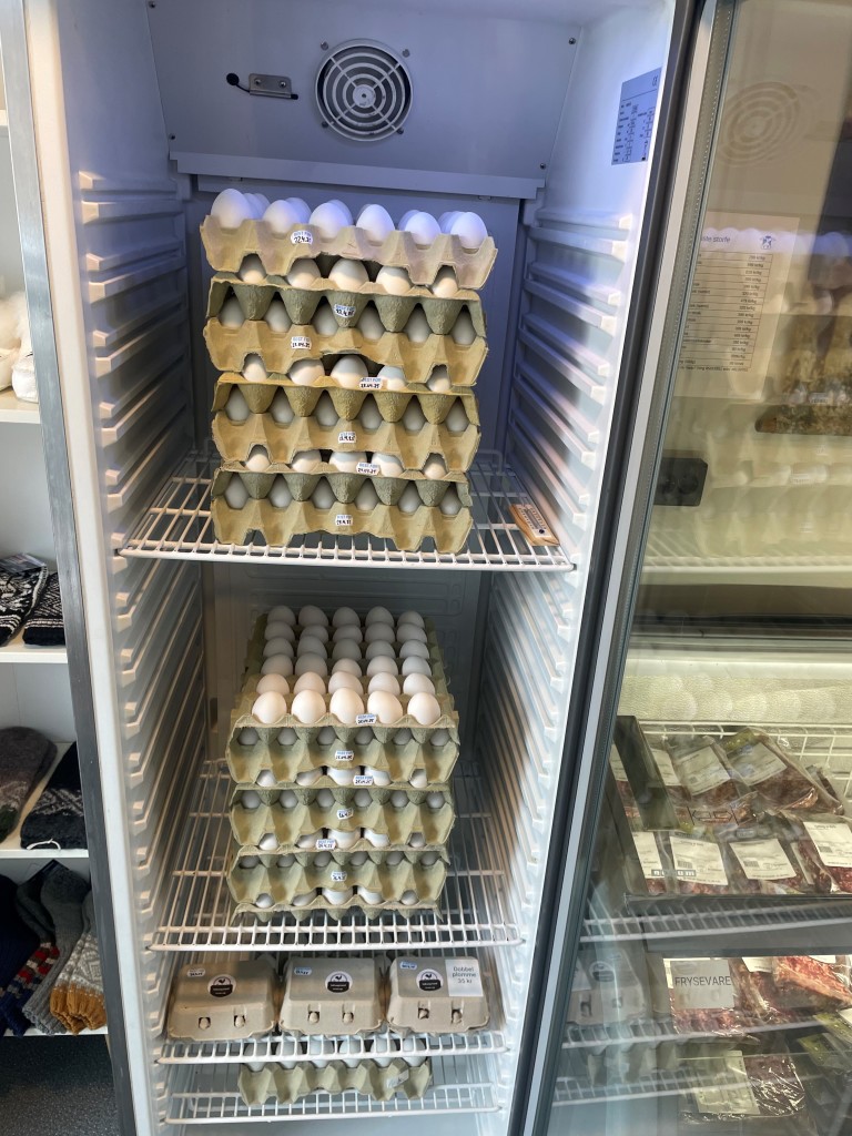 Vi har 120 frittgående høner, så vi har eget egg skap der du alltid finner ferske egg!