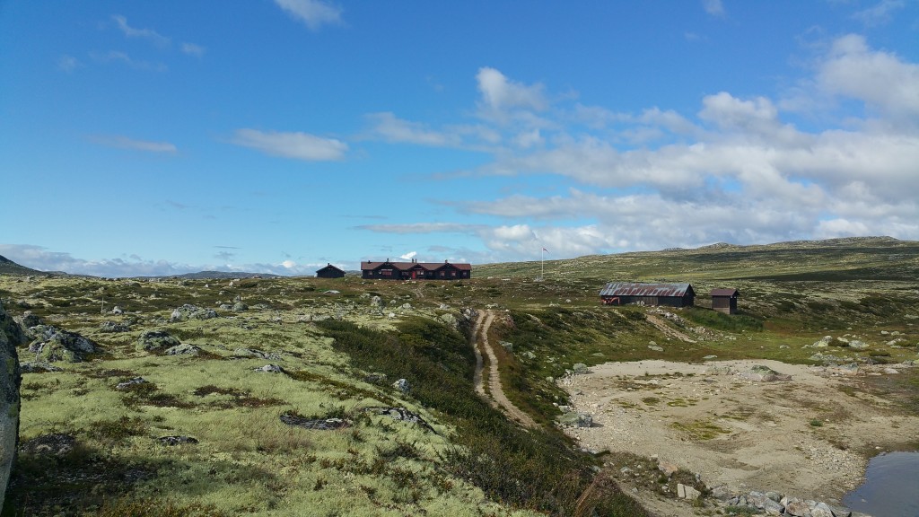Hytta ligger fint til ved nordenden av Mårfjorden og er tilknyttet DNT sitt rutenett på Hardangervidda