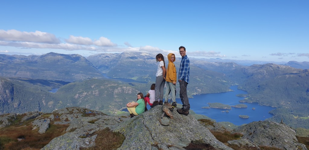 Utsikt frå Våganipen mot Norheimsund og Hardangerfjorden som er ein fin tur å gå frå Aarvik.