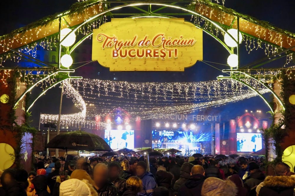 הכניסה לשוק חג המולד בכיכר קונסטיטוּציֶי