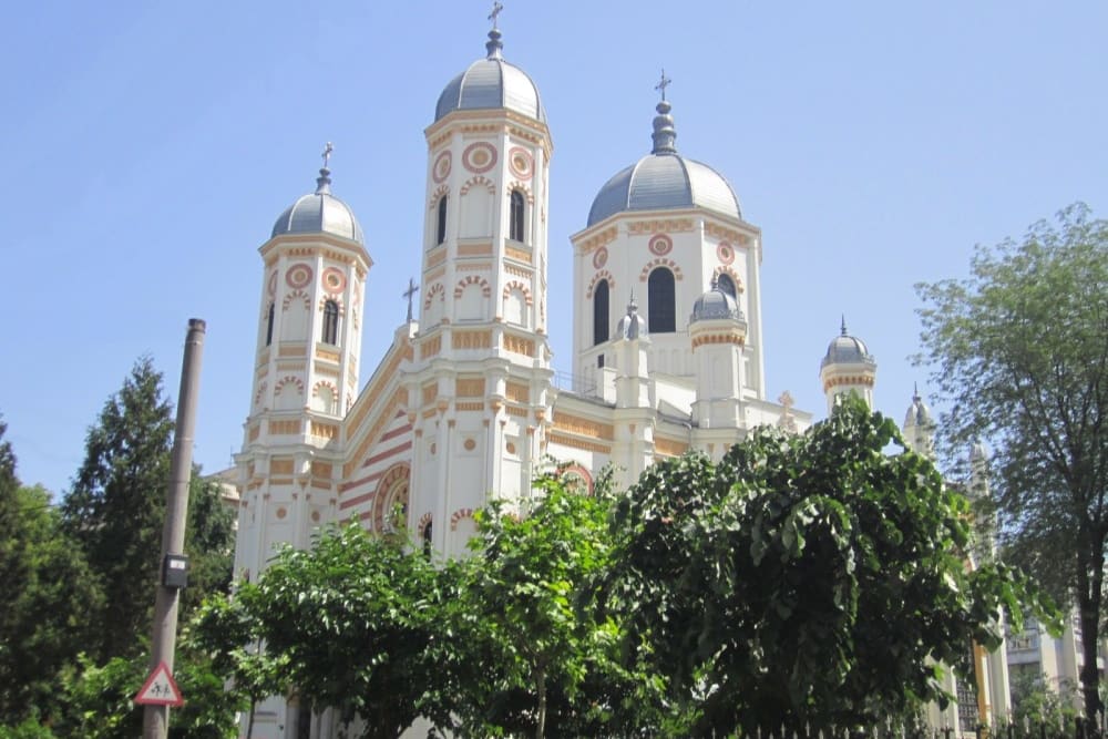 שלושת מגדלי הפעמונים של הכנסייה החדשה של ספּירידְיוֹן הקדוש