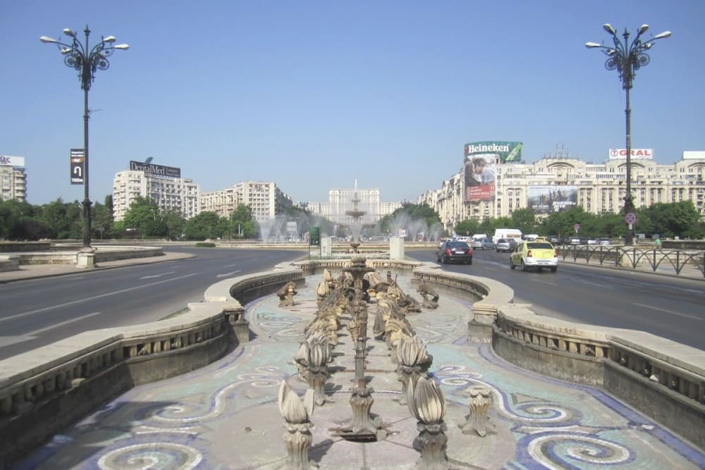 בתי־דירות עצומים בסגנון סוציאליסטי לאורך שדרת אוּנירי