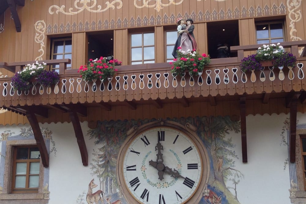 שעון קוקיה על מבנה במתחם המלון Hofgut Sternen