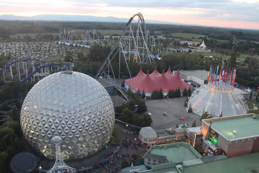 פינה בפארק אירופה טובלת באור שקיעה