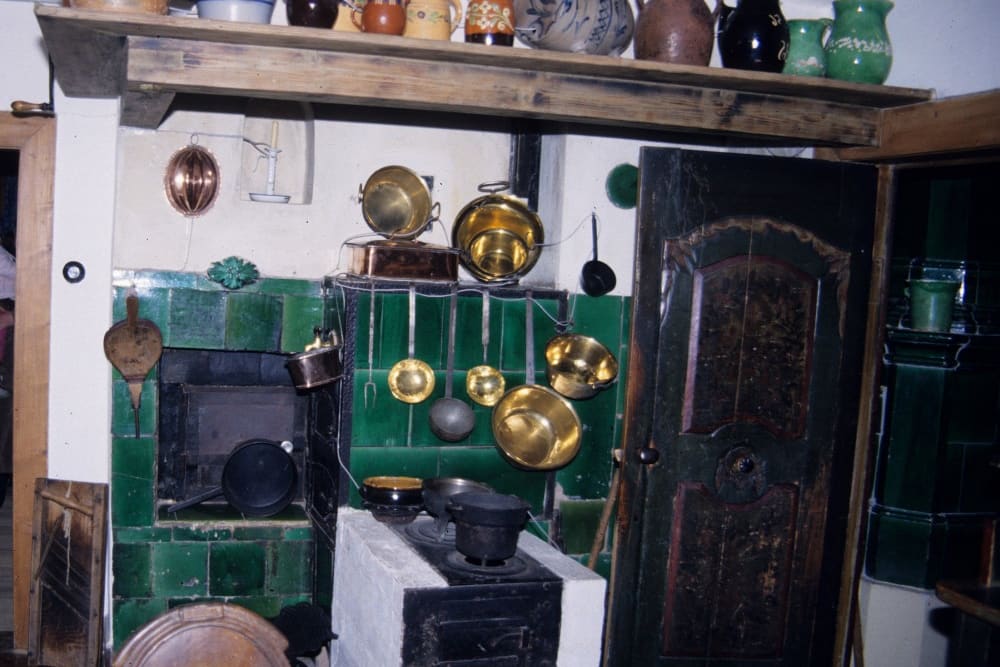 חפצי אמנות, כלים יפים ואריחי חרסינה בבית־מוזיאון היסלי