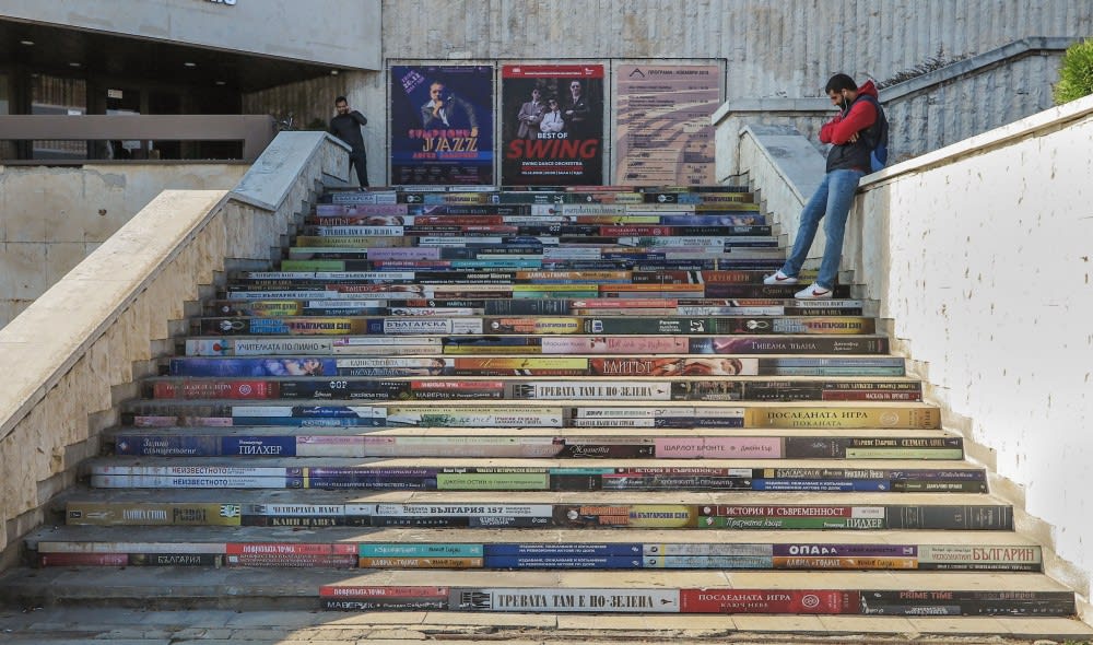 גרם המדרגות הספרותי המוביל לבית הקפה