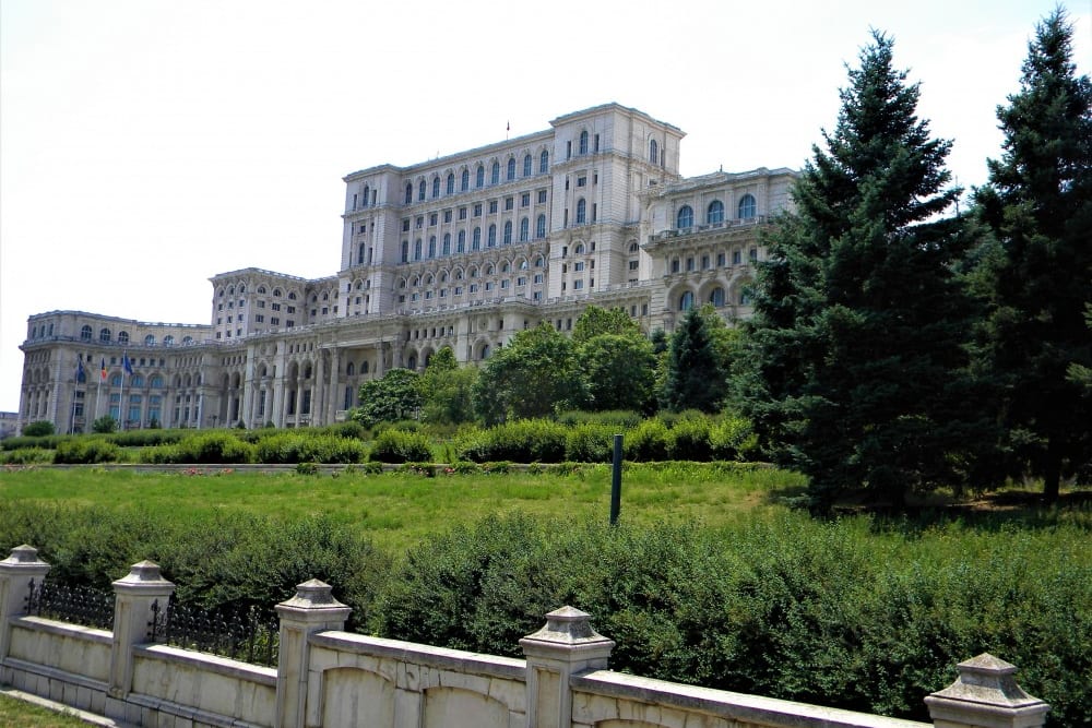 ארמון הפרלמנט אחד המבנים הגדולים ביותר בעולם