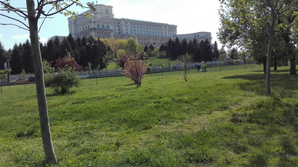 פארק איזבור וברקע ארמון הפרלמנט העצום